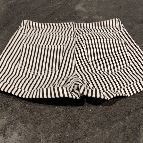 Women black and shorts size 4 - Picture 2 of 6